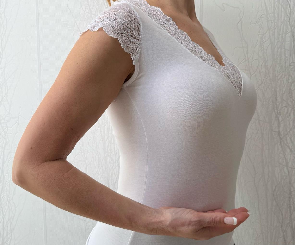 T-shirt branca feminina com decote em V e mangas de renda.