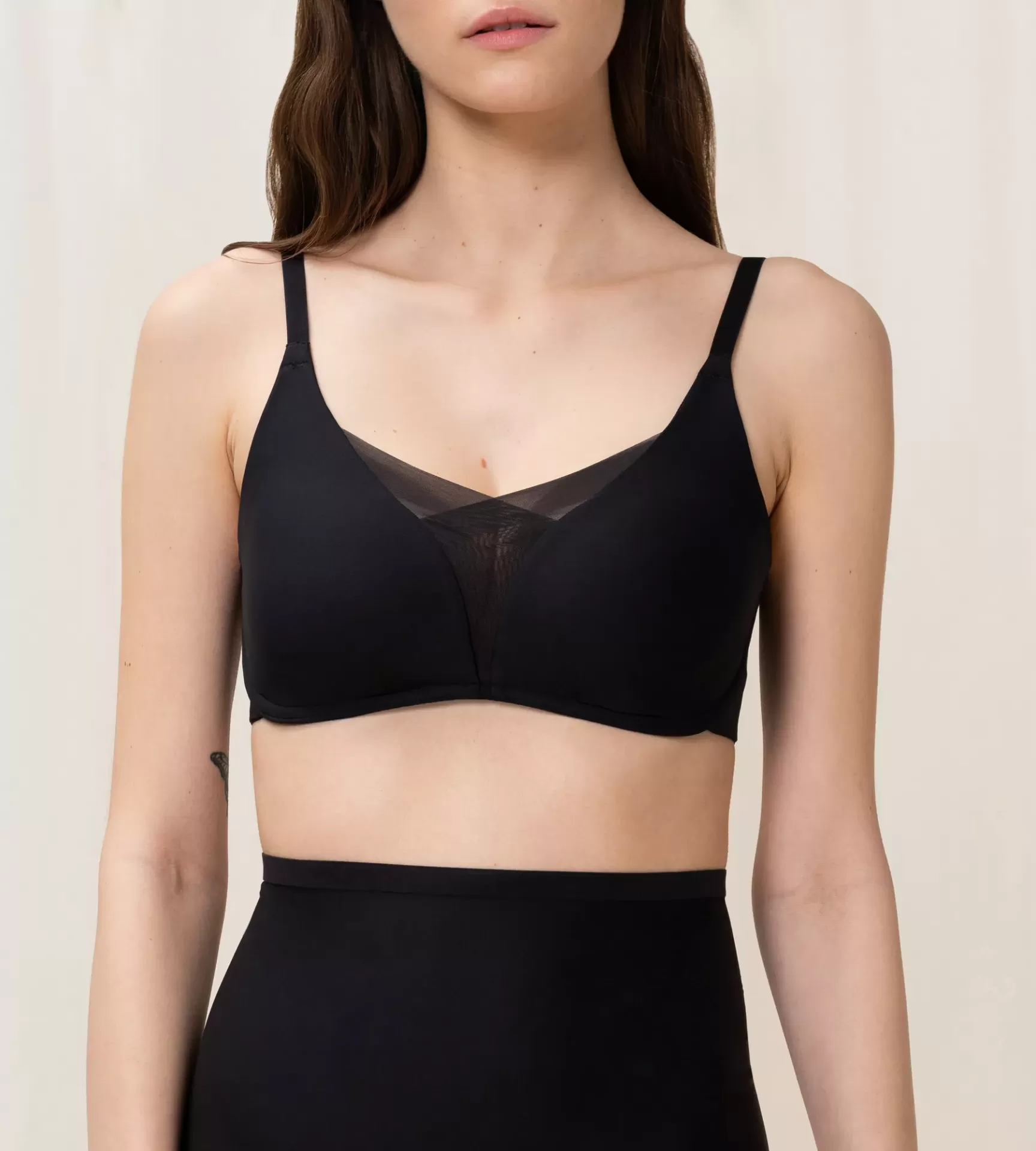 Soutien preto com detalhe em tule usado por mulher