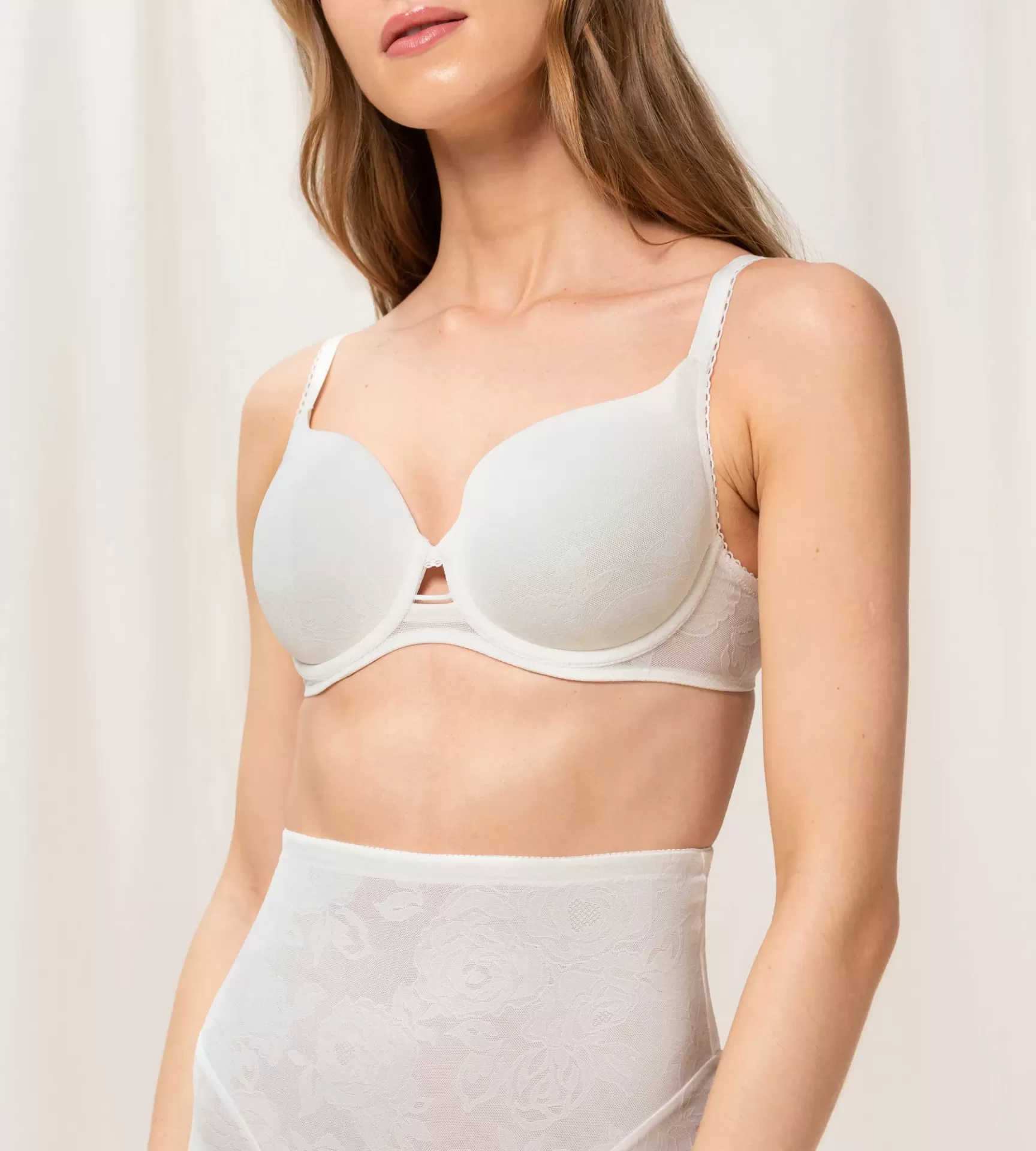 Soutien branco de copa moldada com alças ajustáveis e cueca de cintura alta branca com padrão floral