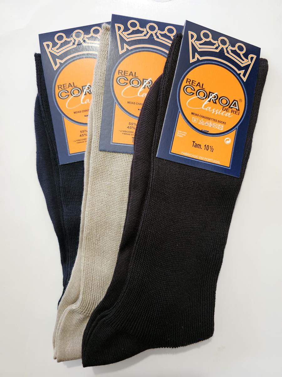 Três pares de meias com embalagem azul e laranja