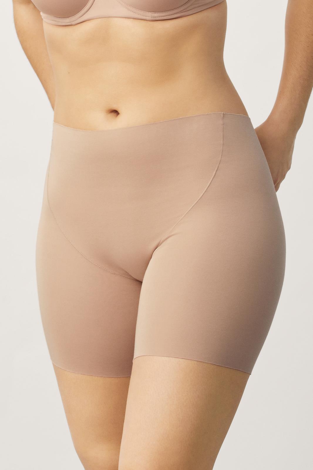 Conjunto de roupa íntima feminina bege com soutien e cueca tipo bermuda em tecido liso