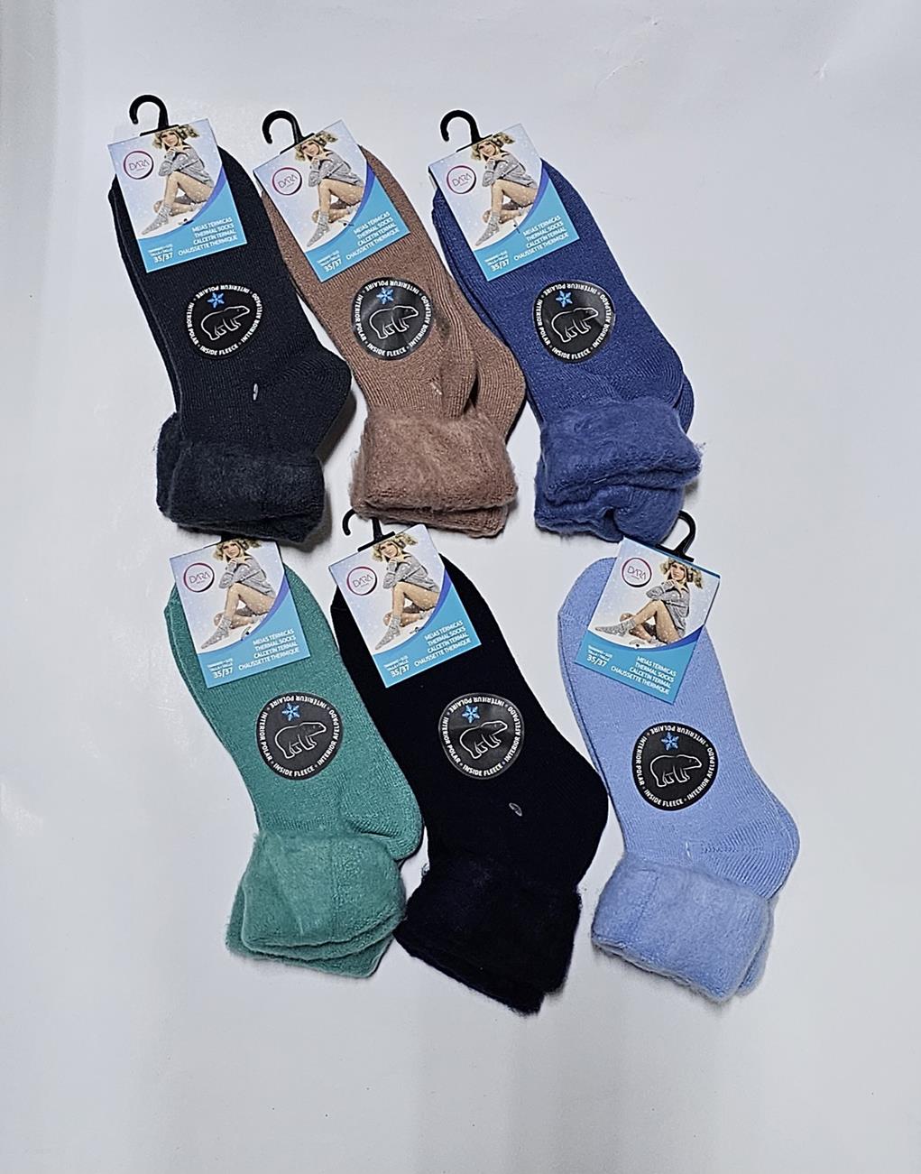 Seis pares de meias térmicas de várias cores com interior felpudo e etiquetas com modelo sentado e texto em várias línguas.