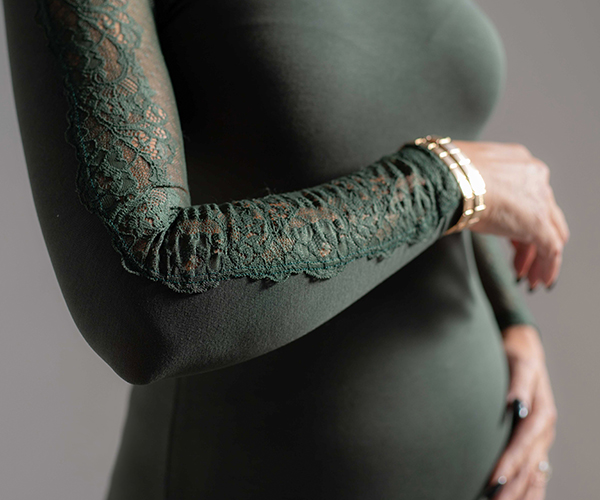 Manga comprida verde escura com renda transparente verde no antebraço