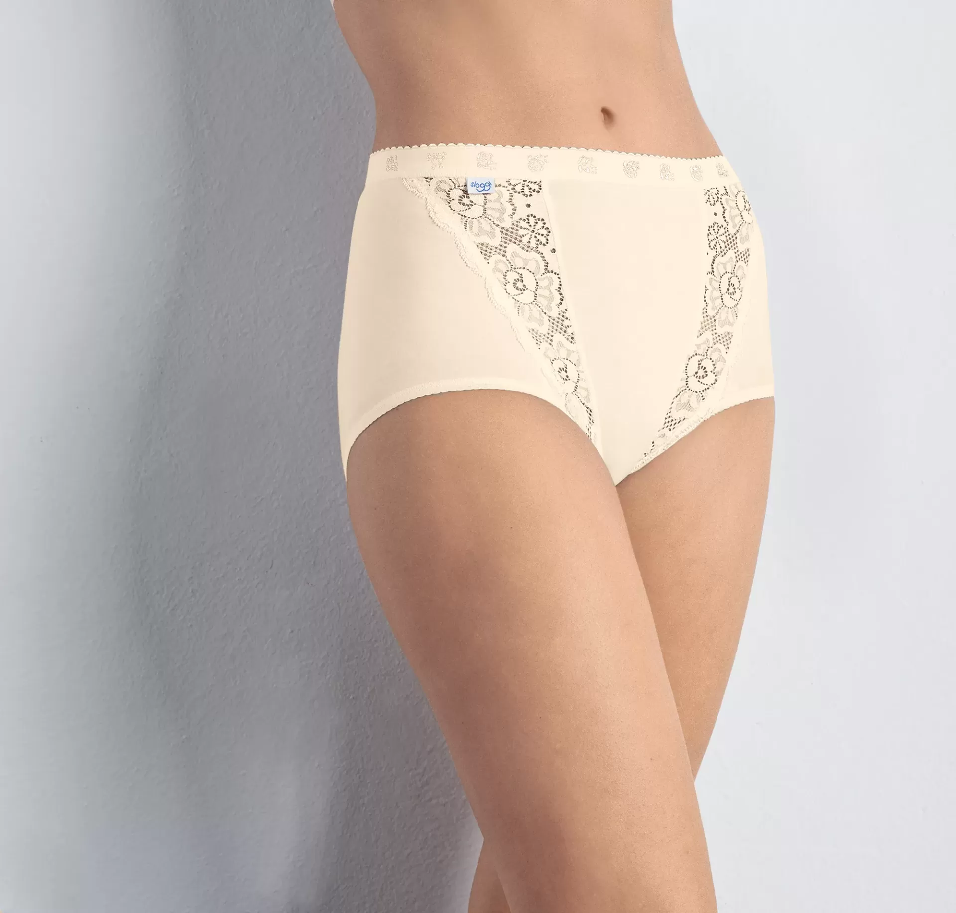 Cuecas femininas bege com detalhes em renda preta