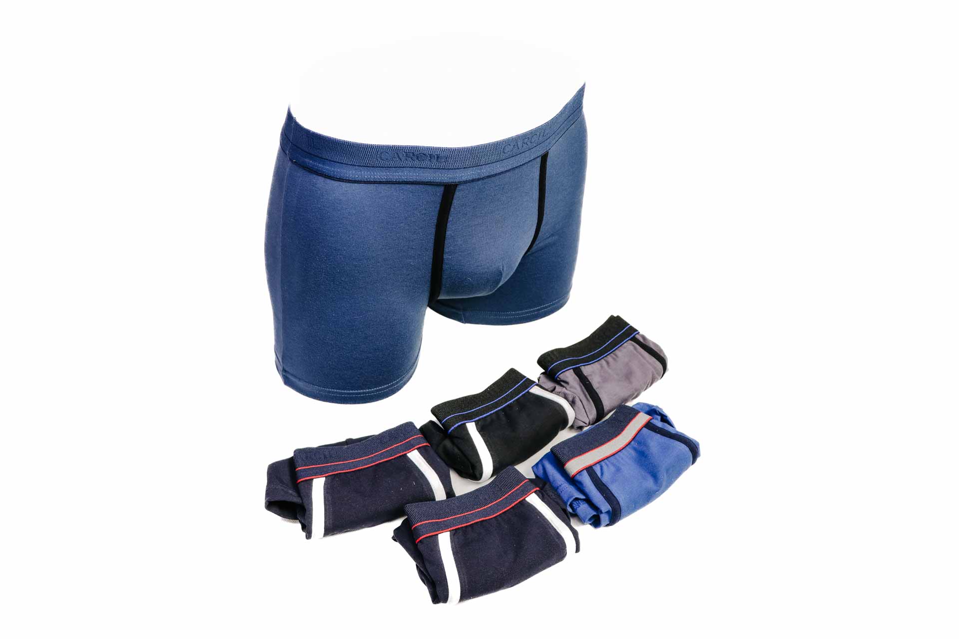 Cuecas boxer masculinas em várias cores expostas com uma em manequim