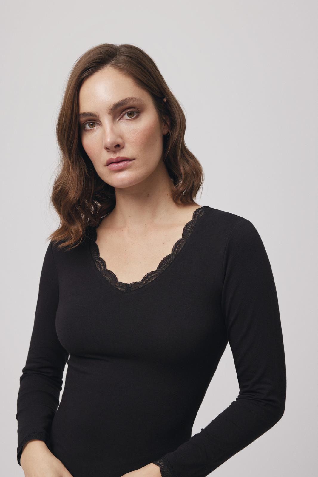 T-shirt preta feminina de manga comprida com decote em V e renda