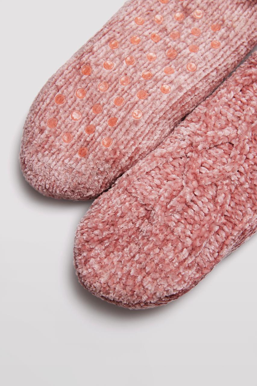 Meias cor de castanho claro felpudas com pontos antiderrapantes