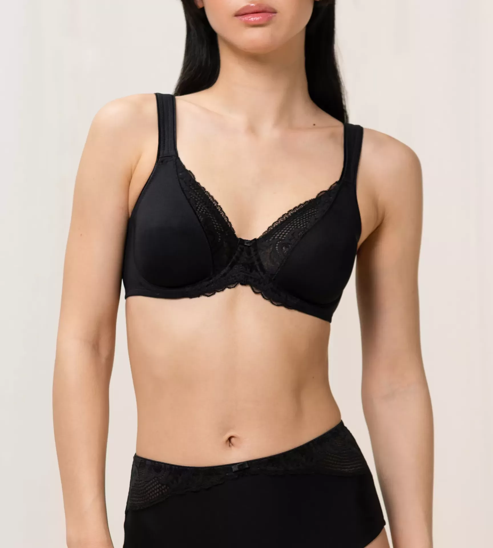 Soutien preto com renda e calcinha preta de cintura média