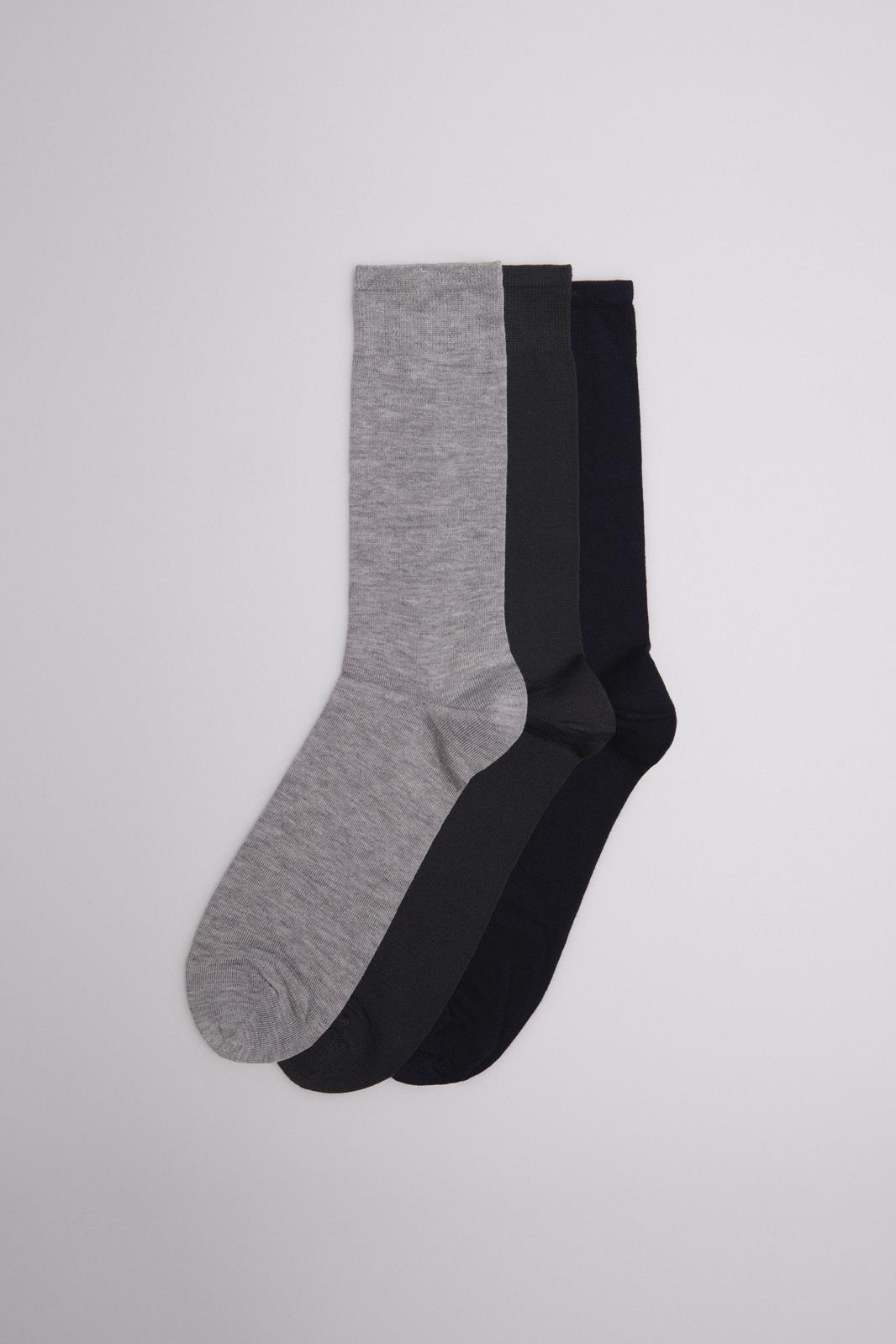 Conjunto de três pares de meias em cinza claro, preto e azul-escuro sobre fundo branco.