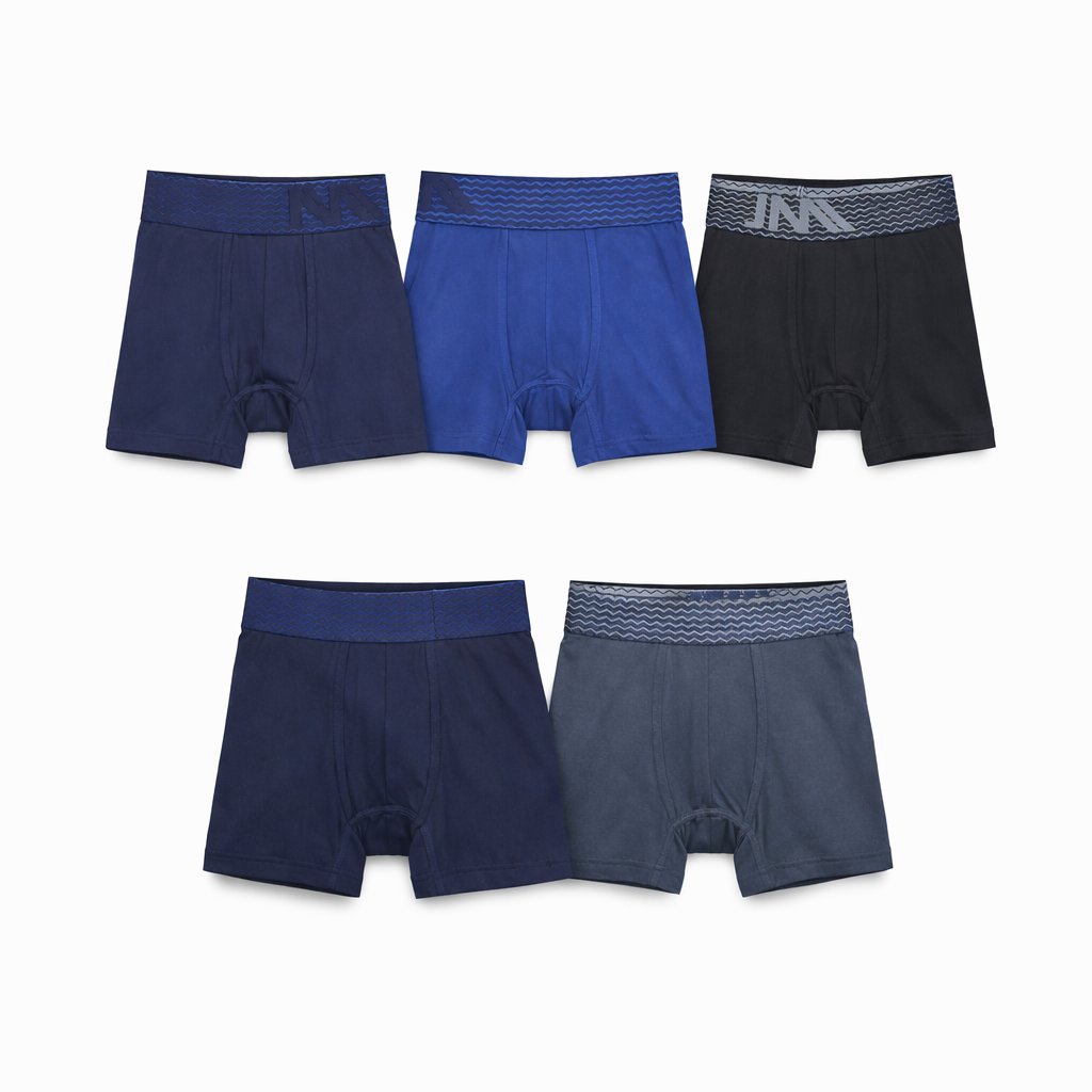 Conjunto de cinco boxers masculinos de algodão em diferentes tons de azul, preto e cinza com cós elástico com padrão ondulado