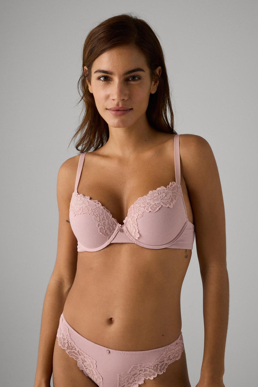 Conjunto de lingerie rosa claro com renda e textura canelada