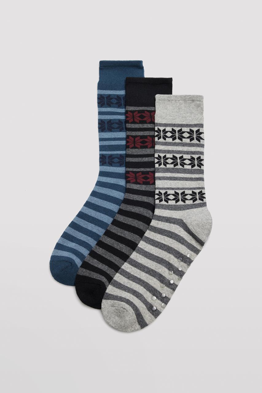 Três pares de meias coloridas com padrões de riscas e motivos geométricos