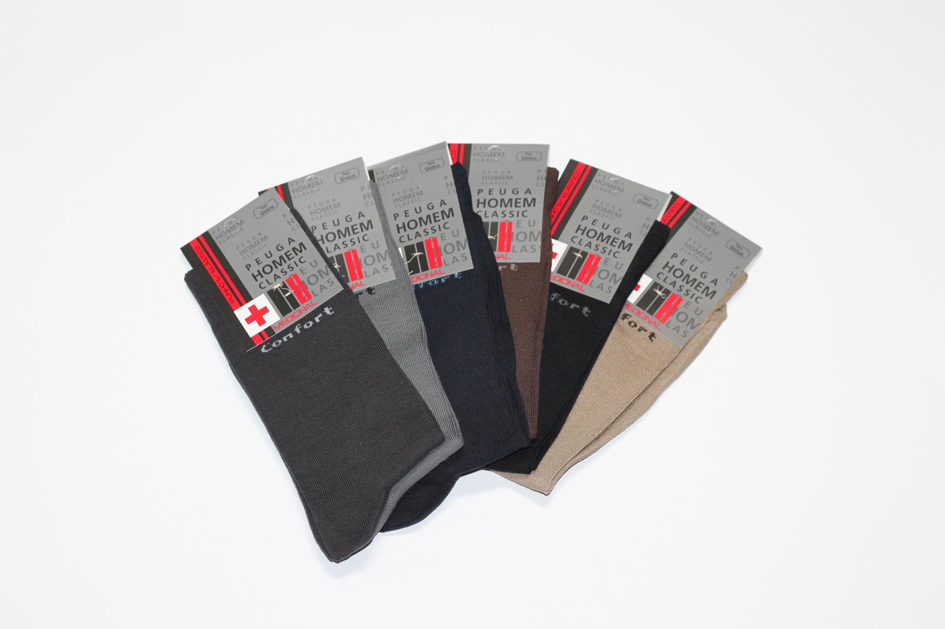 Seis pares de meias clássicas para homem de várias cores embaladas com etiqueta cinzenta e vermelho.