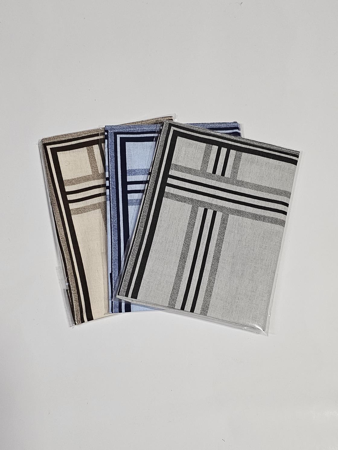 Três lenços quadrados com padrão xadrez em embalagem transparente