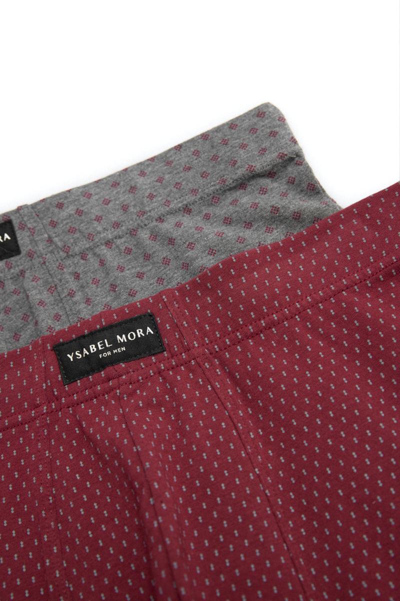 Dois pares de boxers masculinos puros com padrões pequenos em cinza e vermelho com etiquetas da marca