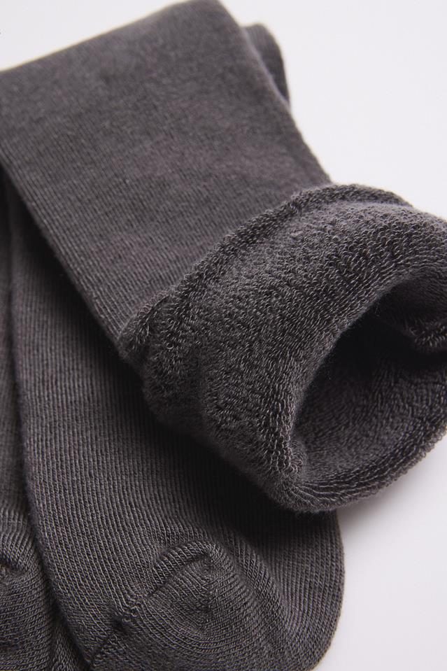 Meias cinzentas de tecido grosso com interior felpudo em fundo branco