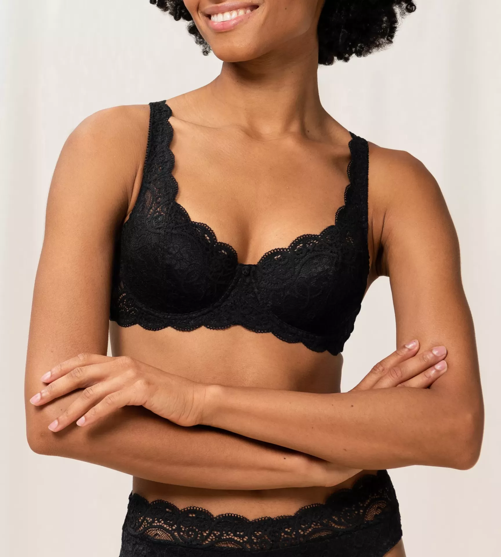 Conjunto de lingerie preta em renda com padrão floral, composto por soutien e cueca