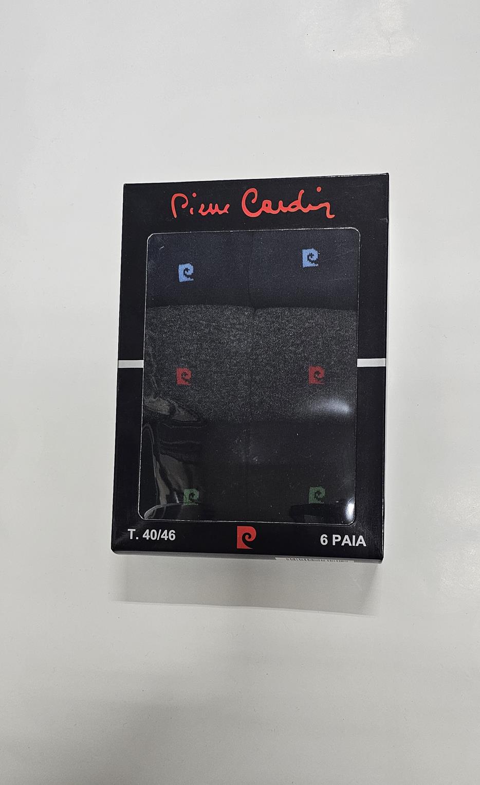 Caixa de seis pares de meias com padrões de letras coloridas da marca Pierre Cardin