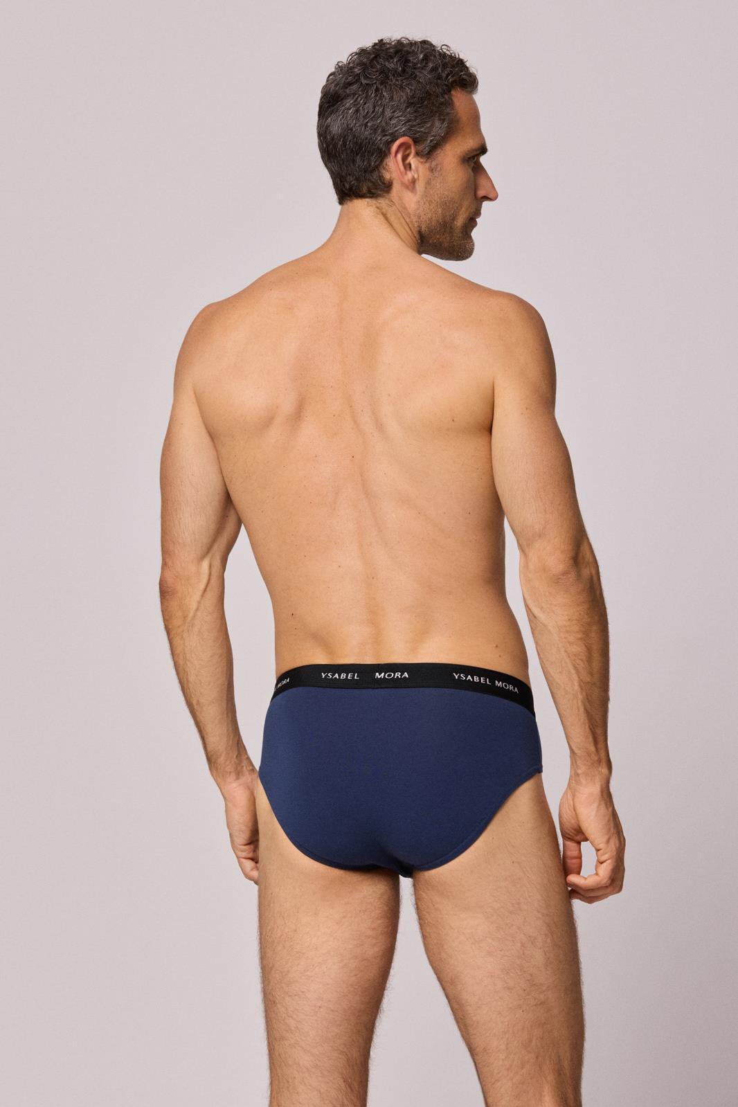 Cuecas masculinas azul escuro com cós preto com texto YSABEL MORA, modelo de costas