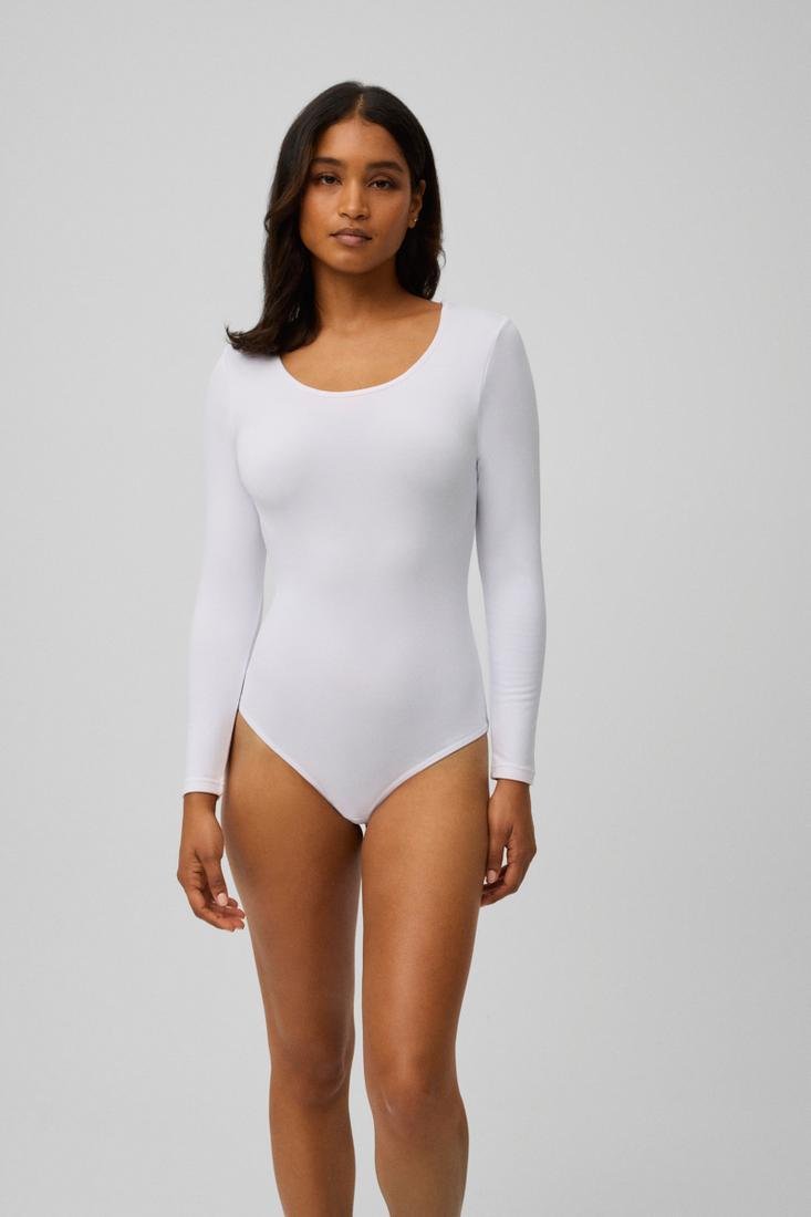 Corpete branco de manga comprida com decote redondo