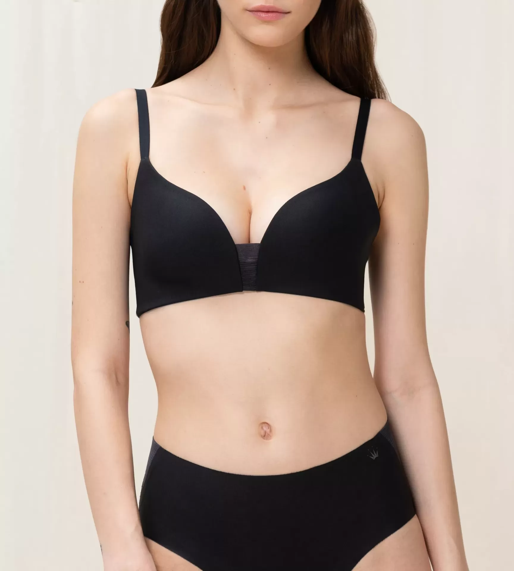 Conjunto de roupa interior preta feminina com soutien e cuecas.