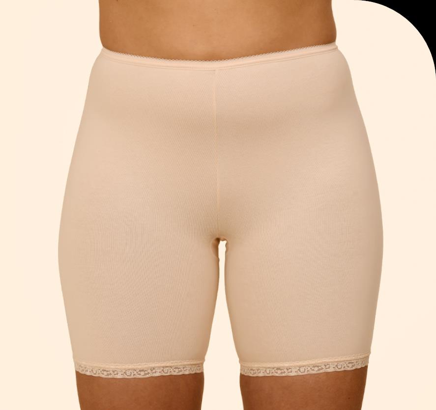 Calções de compressão bege com renda na bainha.