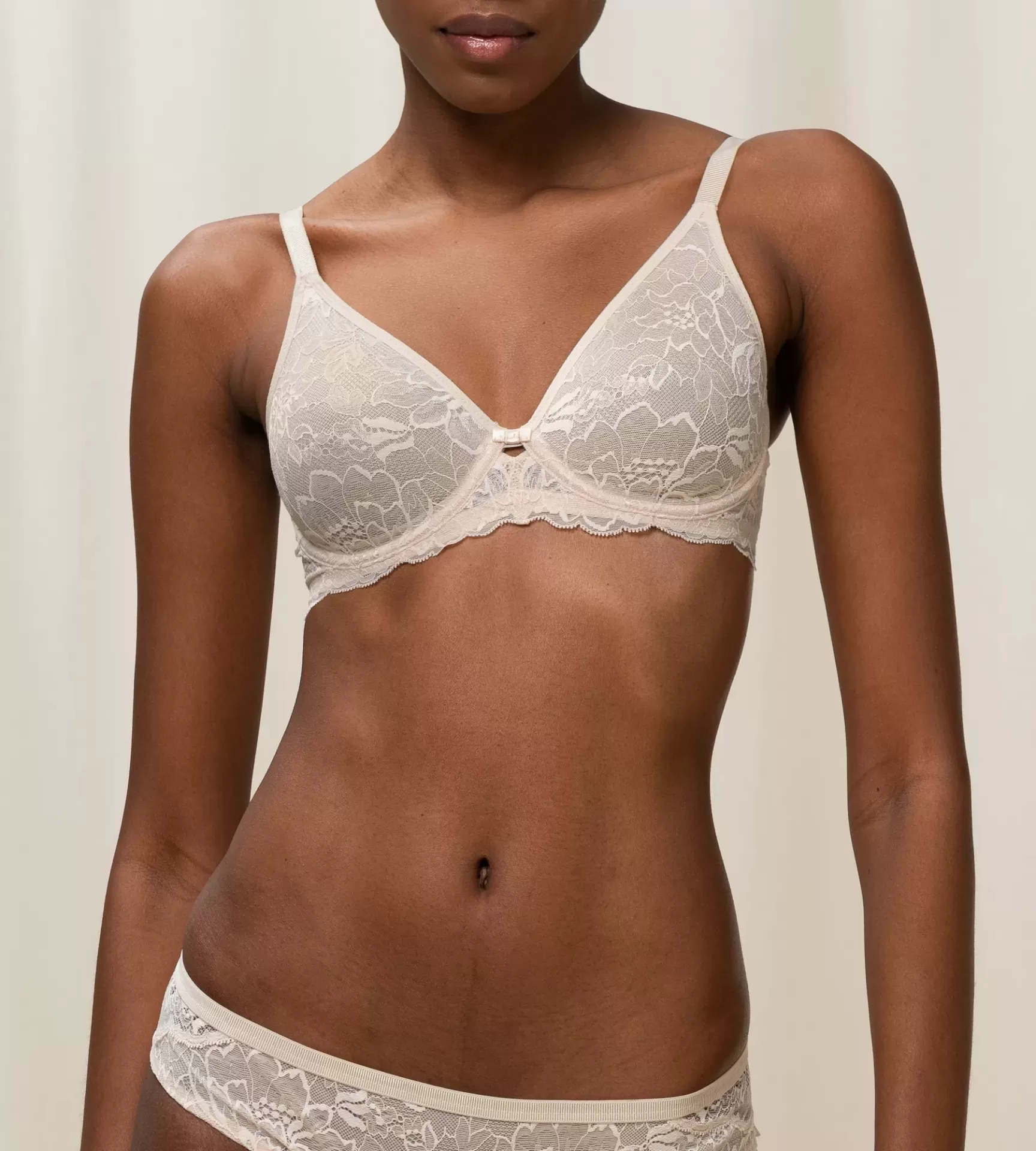 Conjunto de lingerie feminino em renda bege com padrão floral