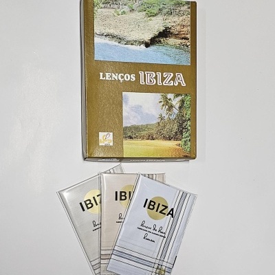 Conjunto de lenços com caixa ilustrada com paisagens e texto LENÇOS IBIZA