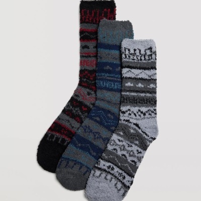 Três pares de meias felpudas com padrões geométricos