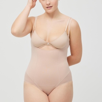 Modelo feminina com roupa interior moldeira bege claro com tiras finas ajustáveis