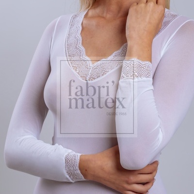 Camisola branca de manga longa com detalhes em renda na gola e punhos