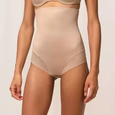 Cueca modeladora feminina bege de cintura alta em fundo claro