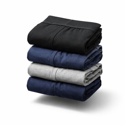 Roupas dobradas em quatro cores diferentes sobre fundo branco