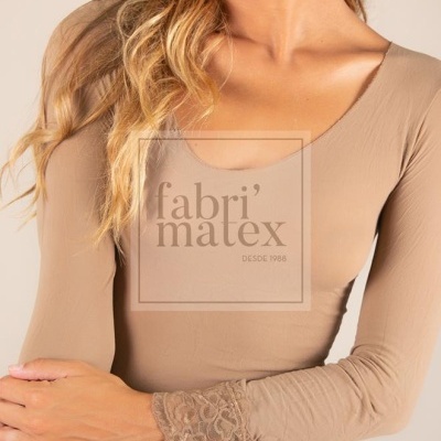 Blusa bege de manga comprida com punhos de renda e decote redondo em fundo claro