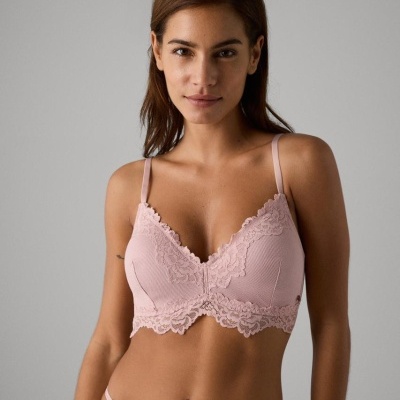 Conjunto de lingerie rosa claro com renda e alças finas