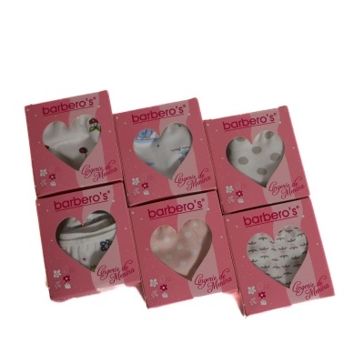 Seis caixas rosa de lingerie para menina da marca barberos com janelas em forma de coração mostrando diferentes padrões.