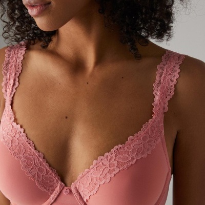 Soutien rosa em renda com copas moldadas e aro, alças largas em renda floral