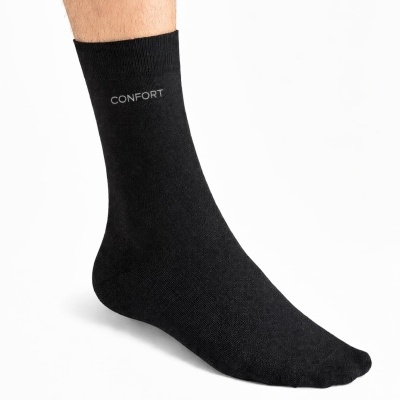Meia preta com palavra CONFORT escrita à vista