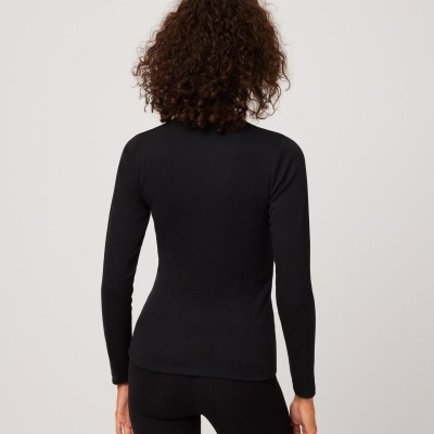 Mulher de costas a usar top preto de manga comprida