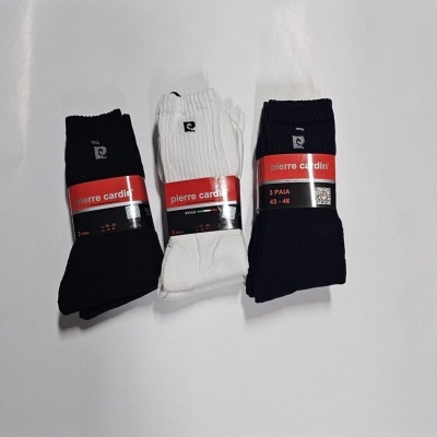 Três conjuntos de meias Pierre Cardin, cores preta, branca e azul com etiquetas vermelhas.