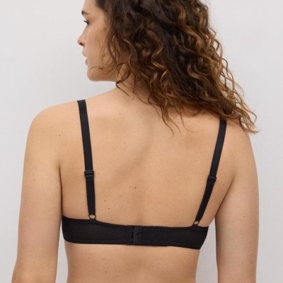 Sutiã preto com alças ajustáveis e fecho triplo, modelo feminino visto de costas