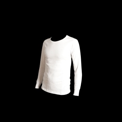 Camisola branca de manga comprida em fundo preto