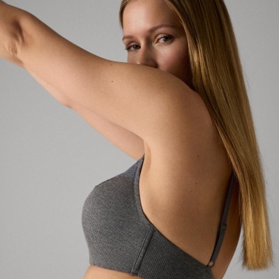 Top desportivo cinzento em tecido canelado com alças finas ajustáveis