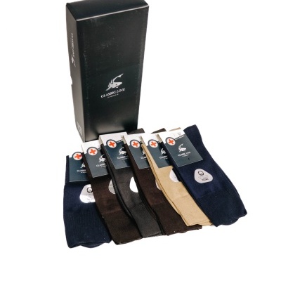 Seis pares de meias coloridas com etiquetas e caixa preta CLASSIC LINE