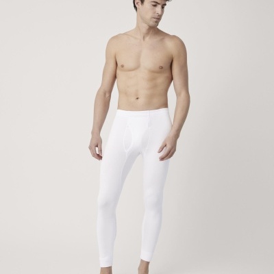 Homem de boxers compridos brancos justos em fundo neutro