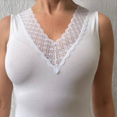 T-shirt branca sem mangas com decote em V e renda detalhada