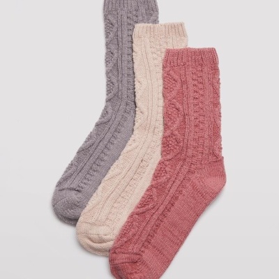 Três meias de malha nas cores cinza, bege e rosa envelhecido com padrão trançado