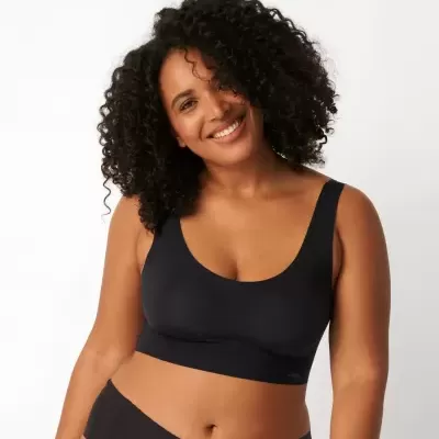 Mulher com soutien desportivo preto e cabelo encaracolado