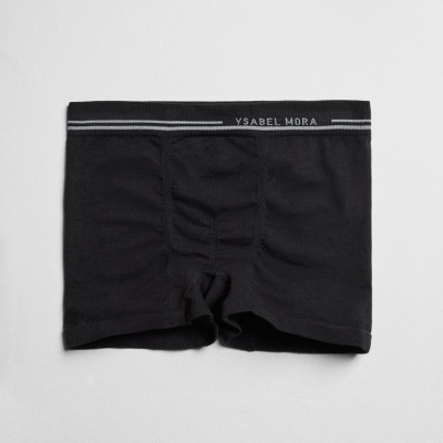Cuecas pretas de algodão com cintura elástica preta e texto YSABEL MORA