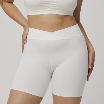 Conjunto feminino top e calções brancos de tecido liso